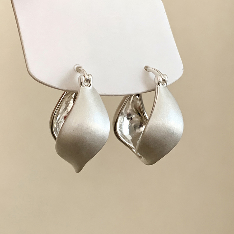 Women Accessories Drawing - Anting Lingkaran Daun Berwarna Perak dengan